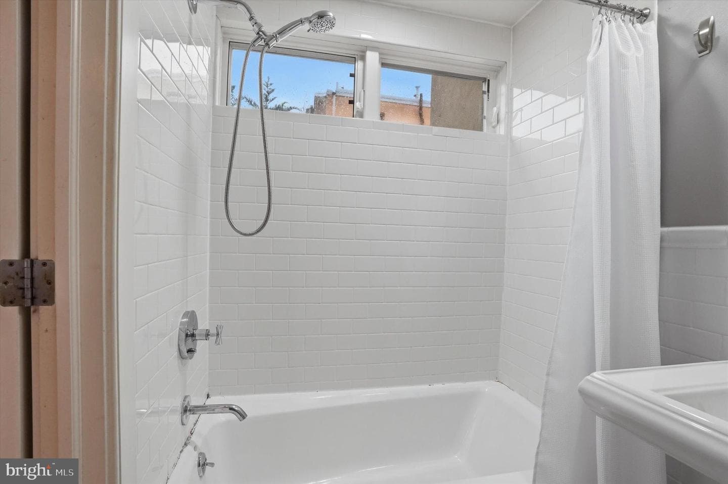 1040 N Leithgow Street photo 28