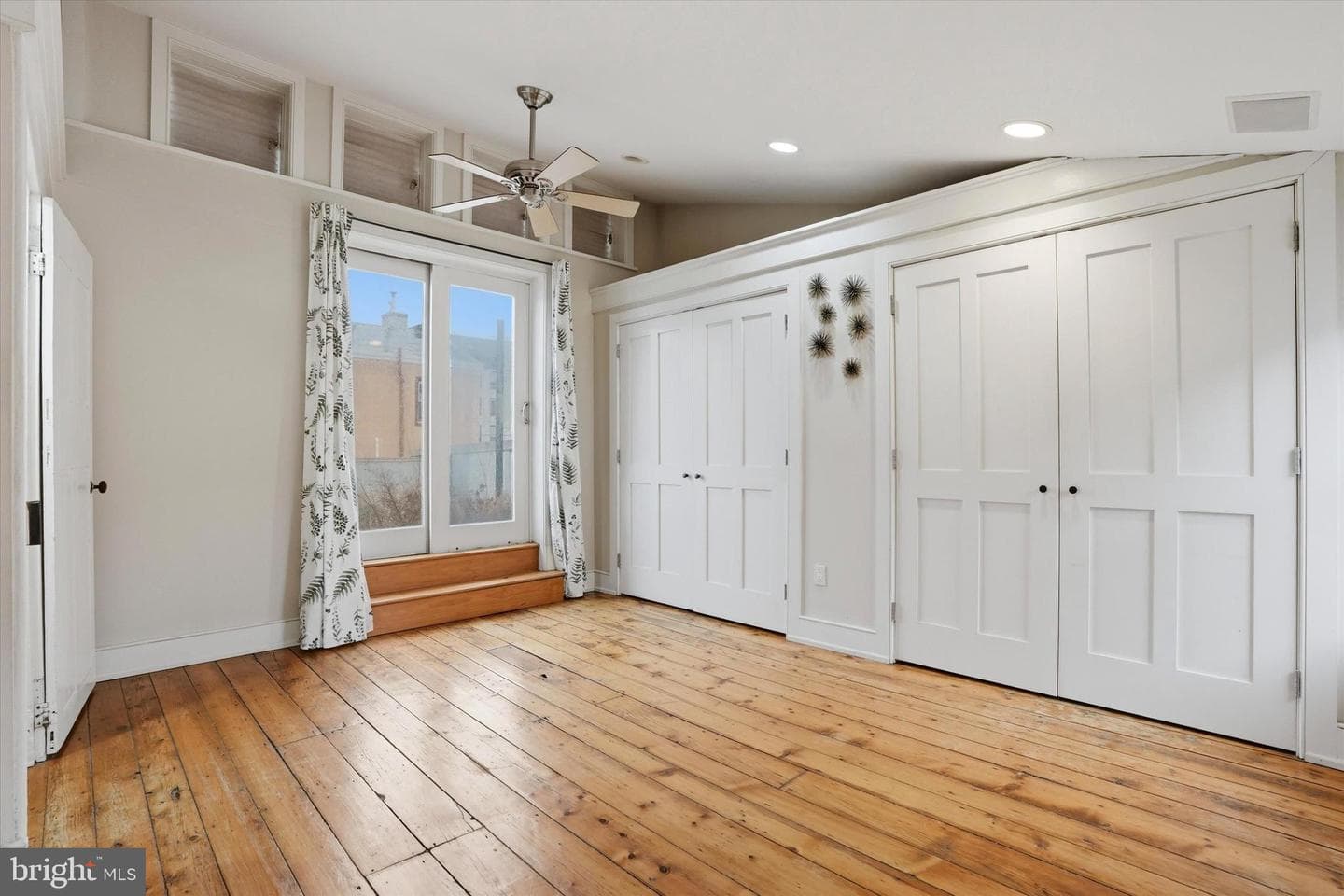 1040 N Leithgow Street photo 29
