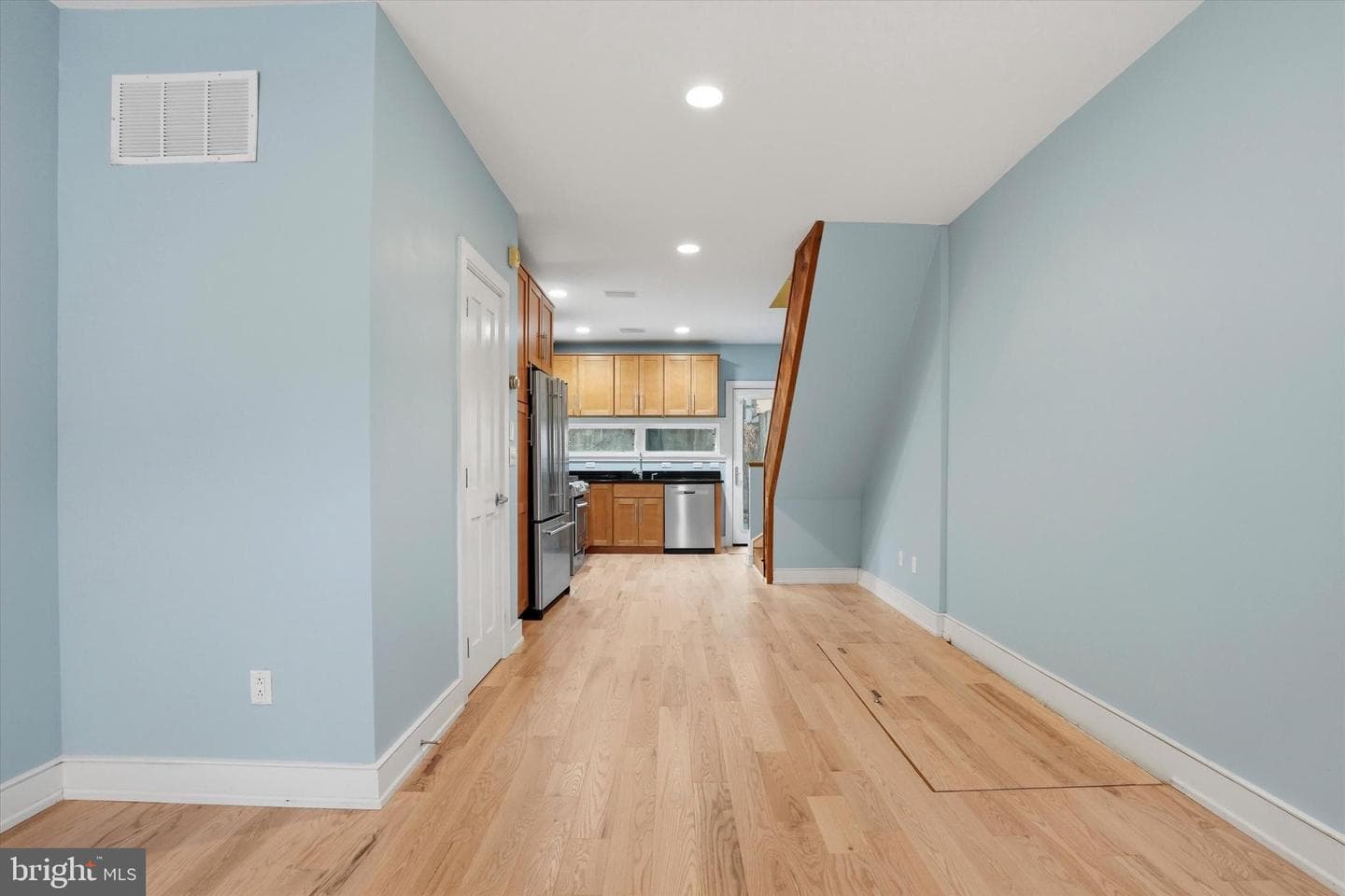 1040 N Leithgow Street photo 3