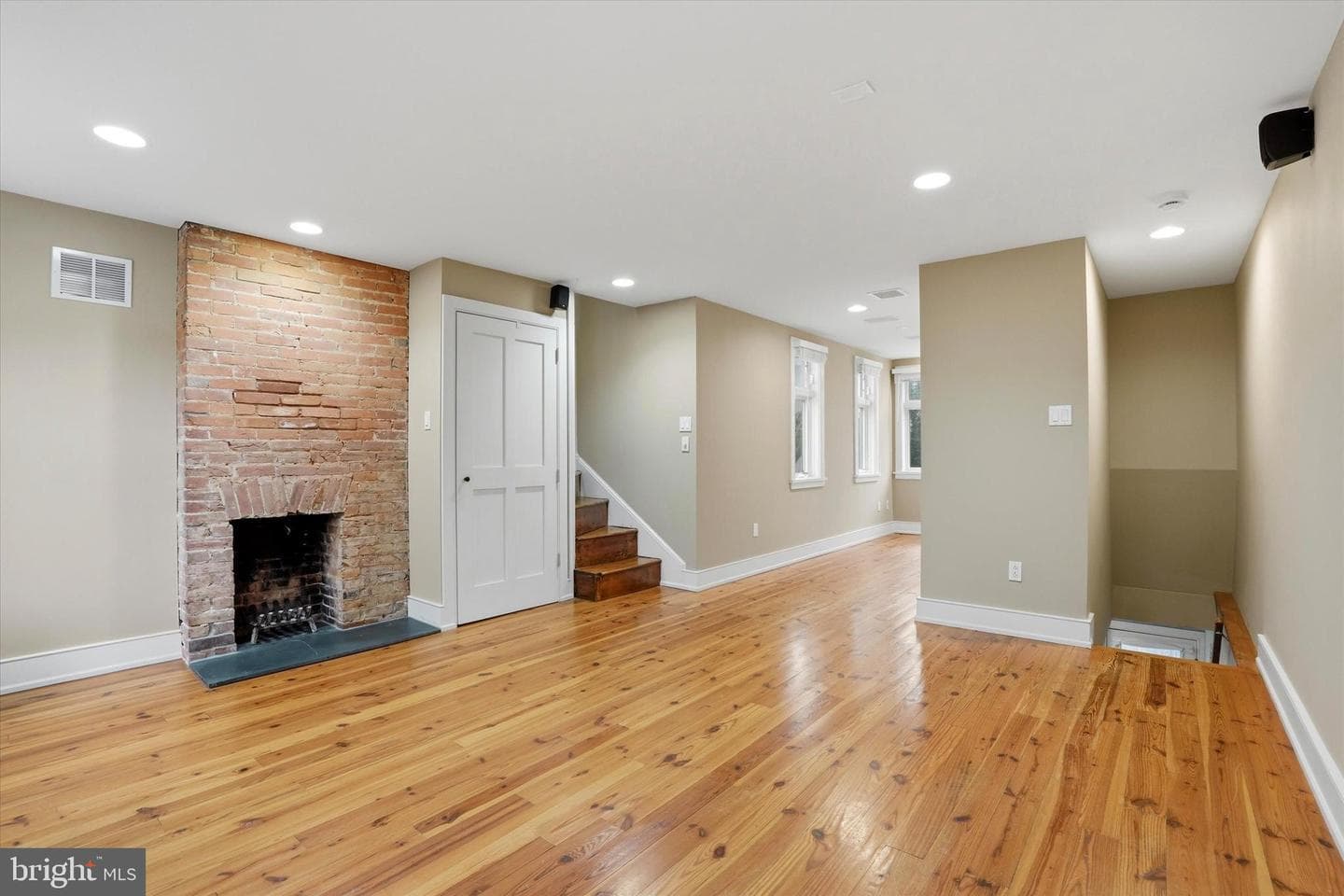 1040 N Leithgow Street photo 8