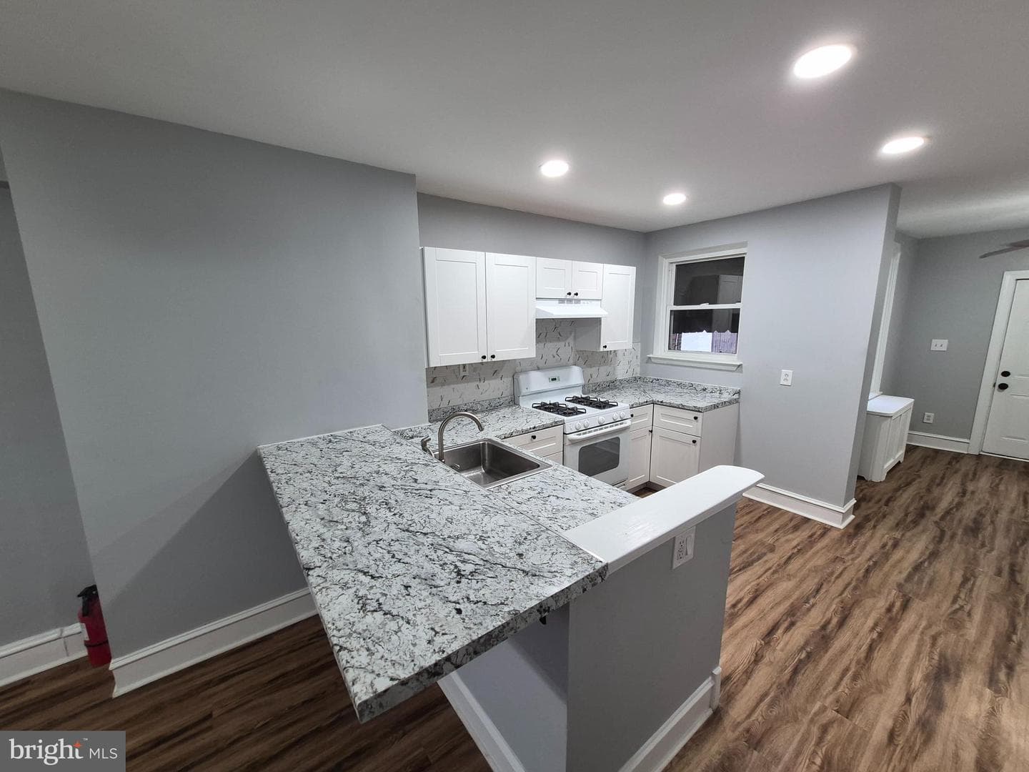 2050 Margaret Street photo 3