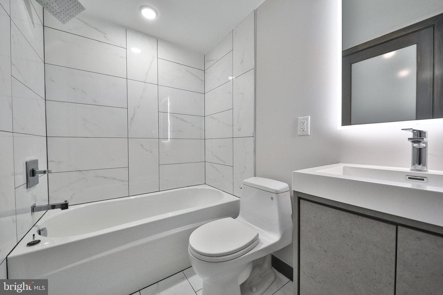1022 Christian Street photo 3