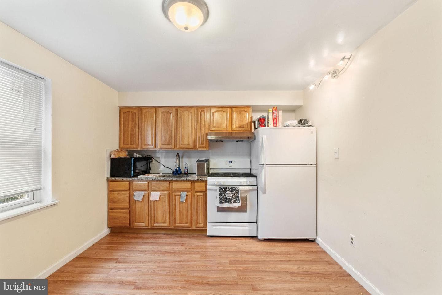 1715 W Thompson Street photo 7