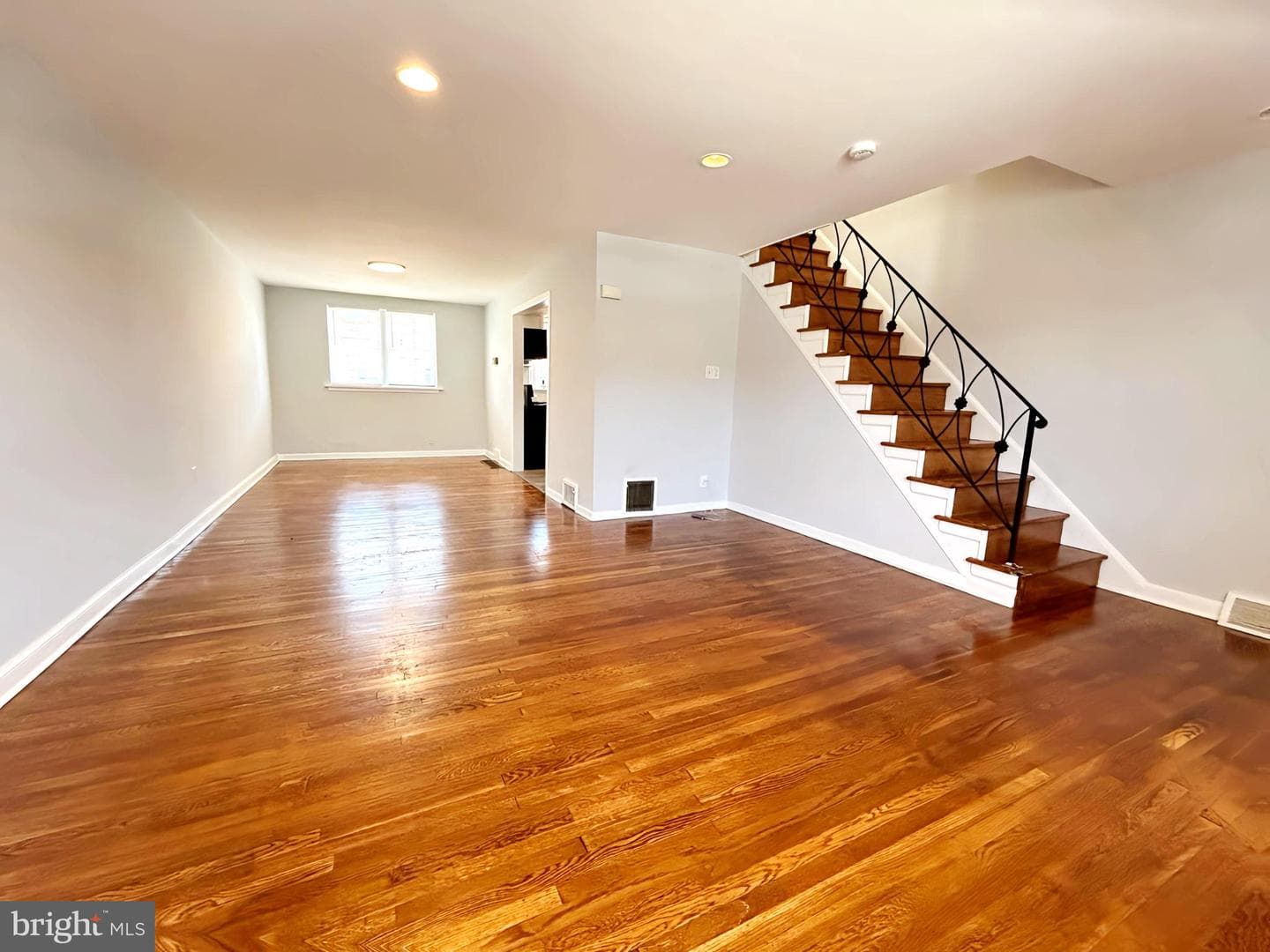 6709 Sylvester Street photo 2