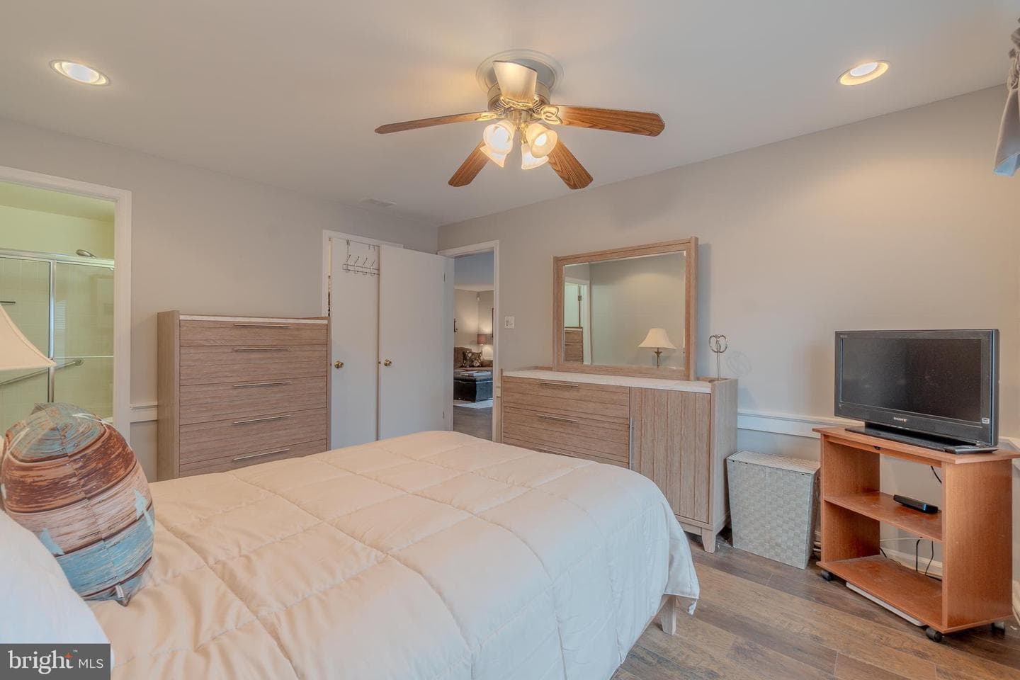 73207 Delaire Landing Road #207 photo 16