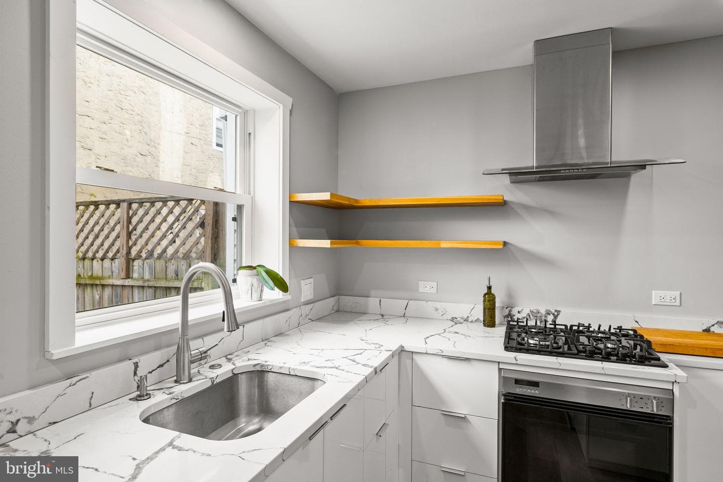2175 E Hagert Street photo 20