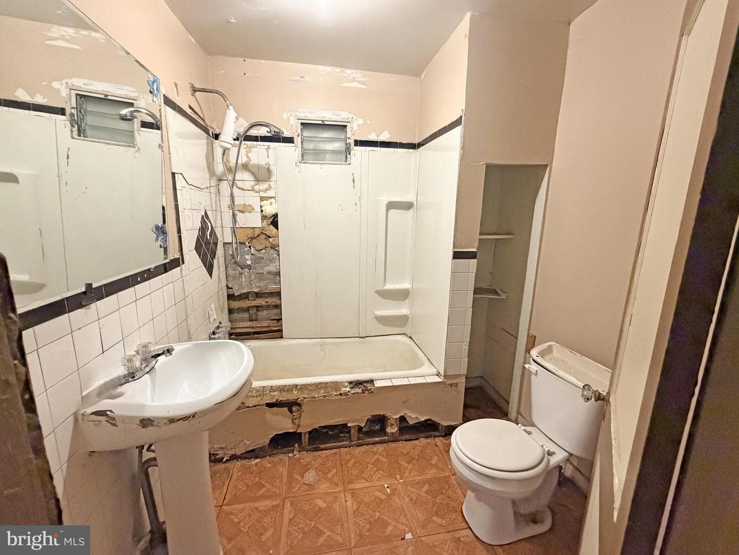 323 W Wingohocking Street photo 20