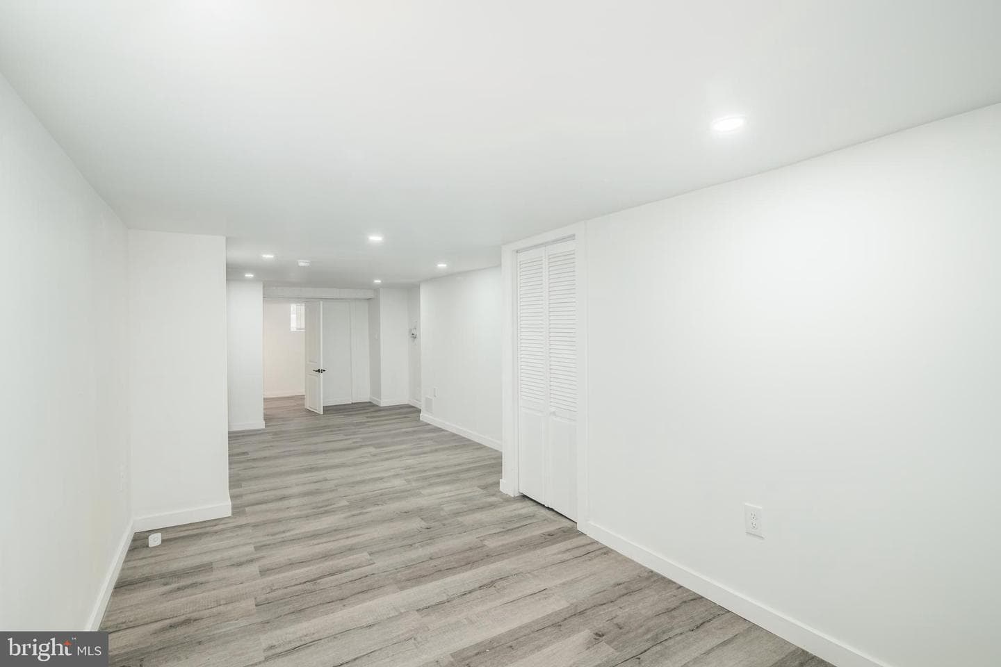 5513 Addison Street photo 11