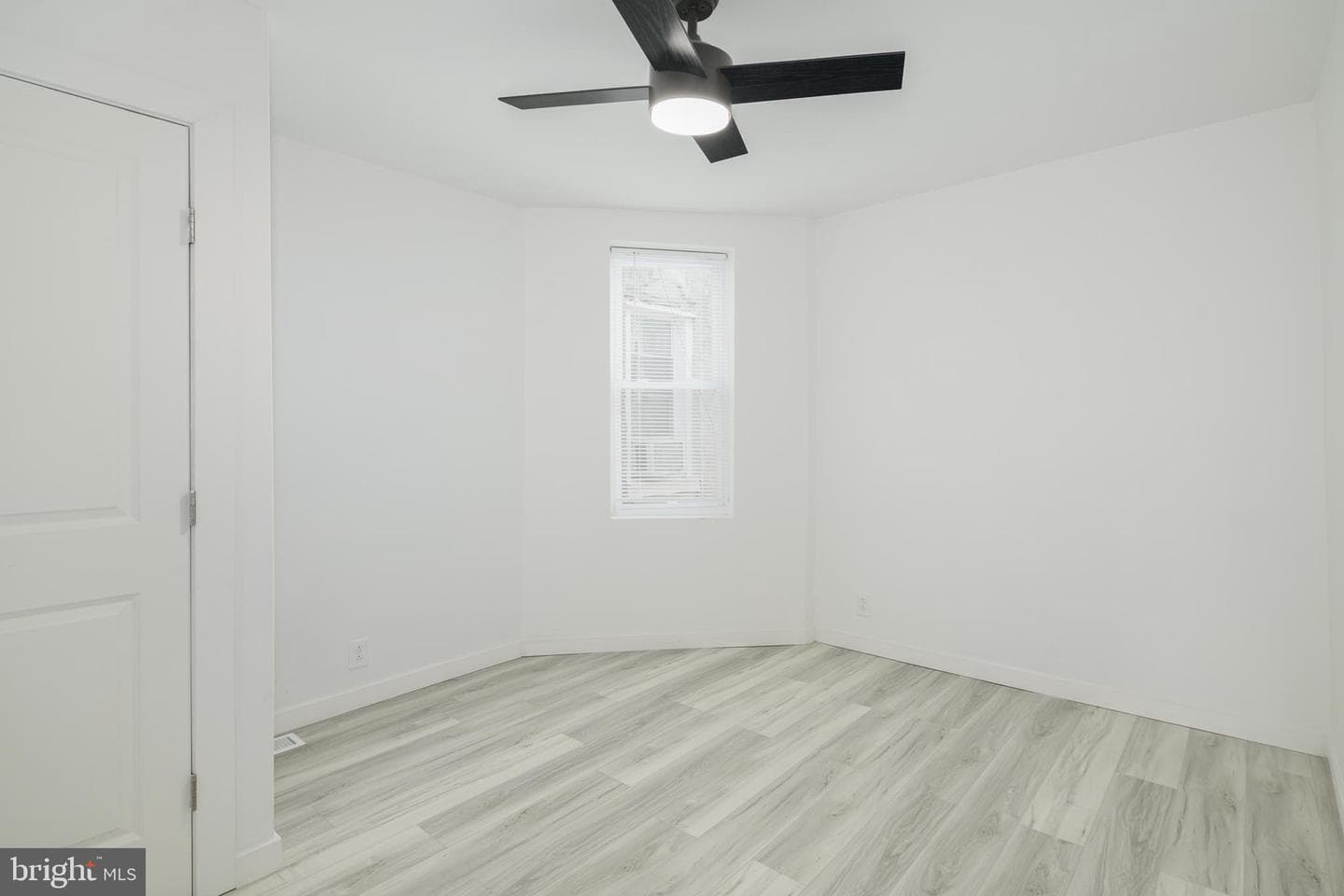 5513 Addison Street photo 15