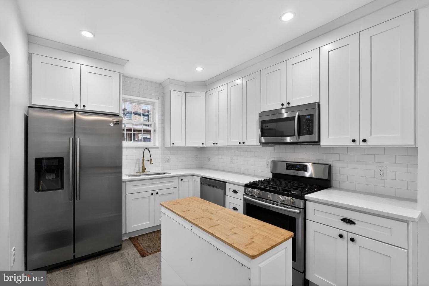 3040 Mercer Street photo 8
