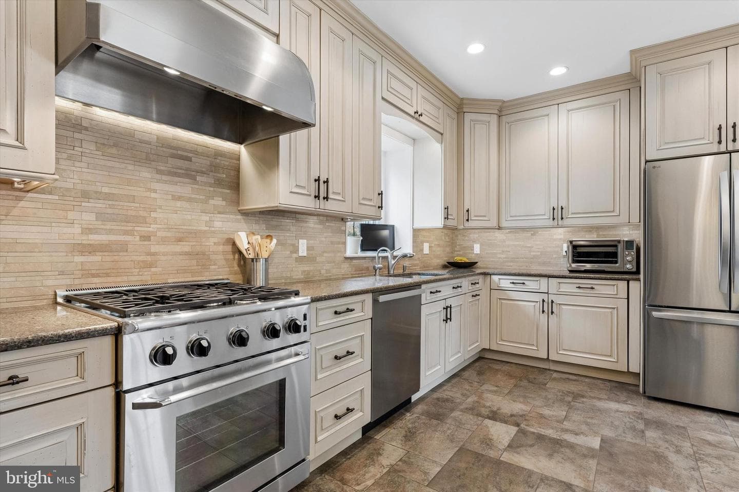 8111 Saint Martins Lane photo 28