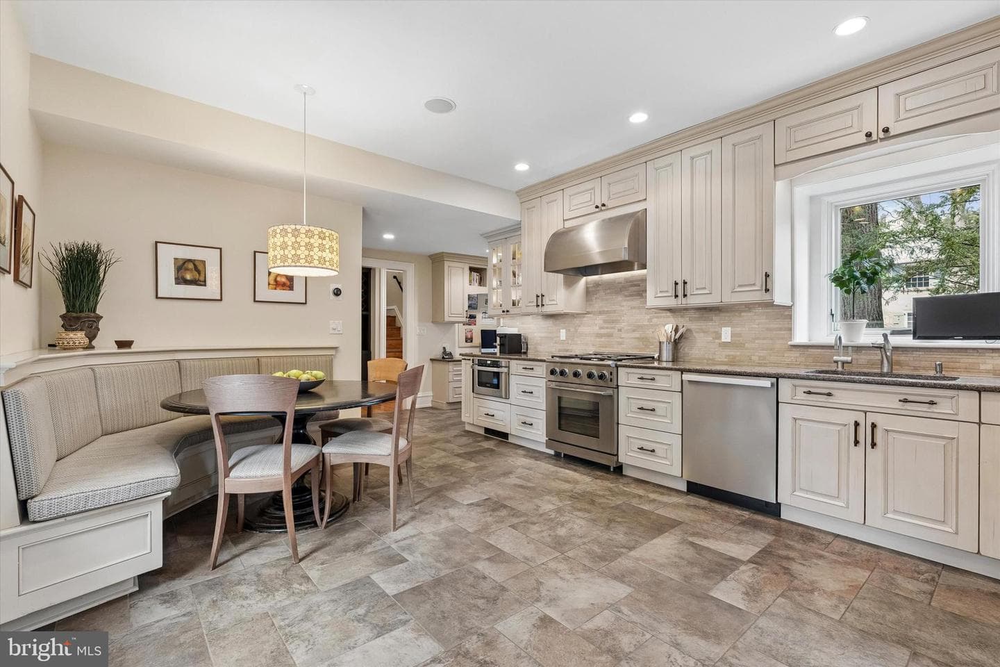 8111 Saint Martins Lane photo 30