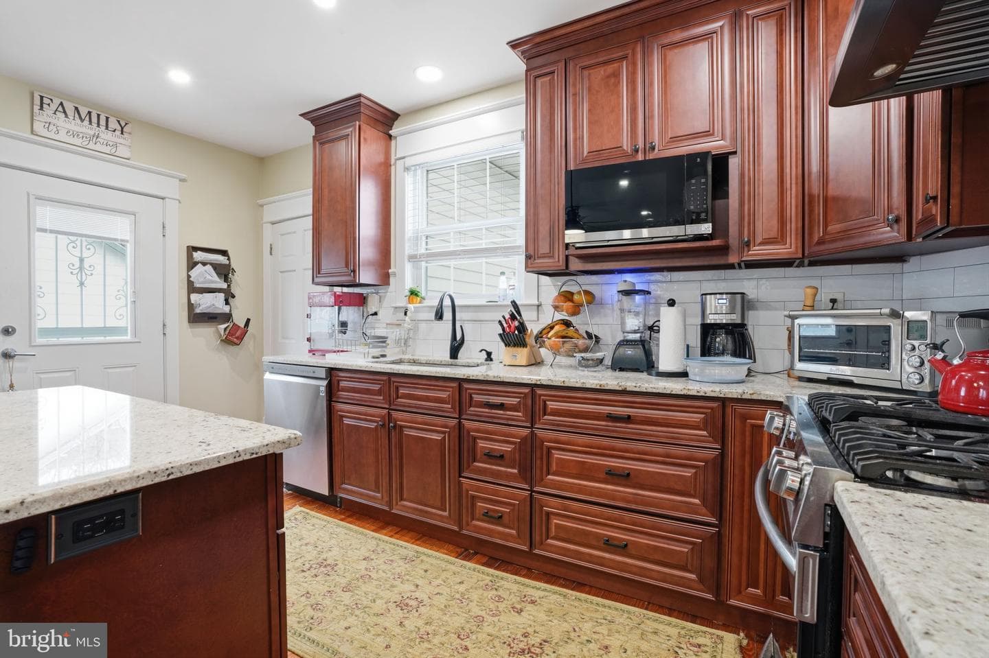 14020 Dana Avenue photo 9
