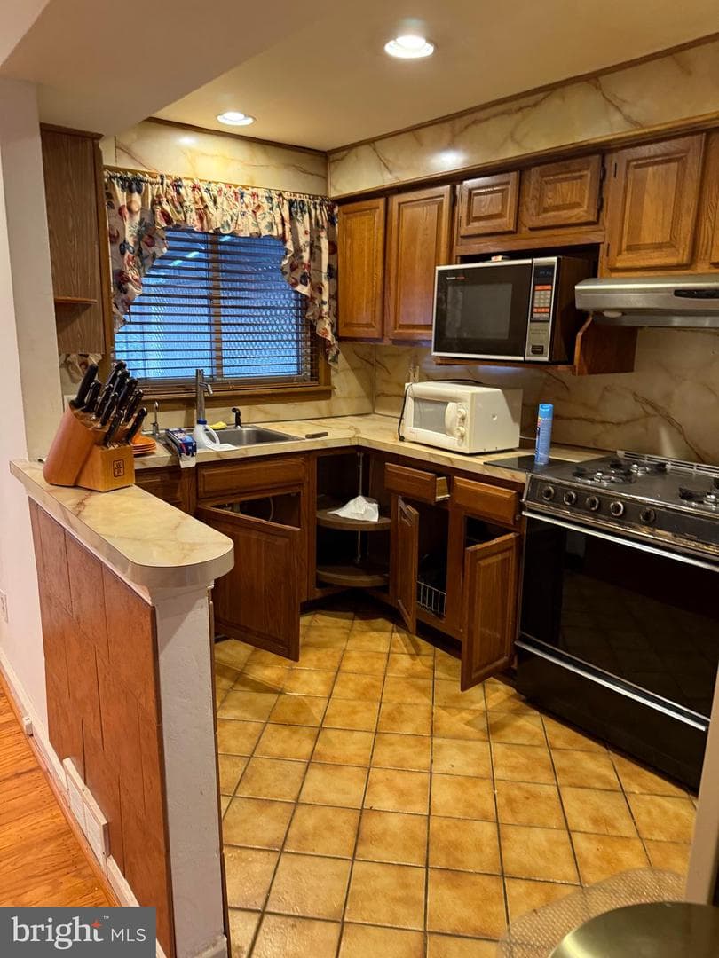 1106 E Hortter Street photo 4