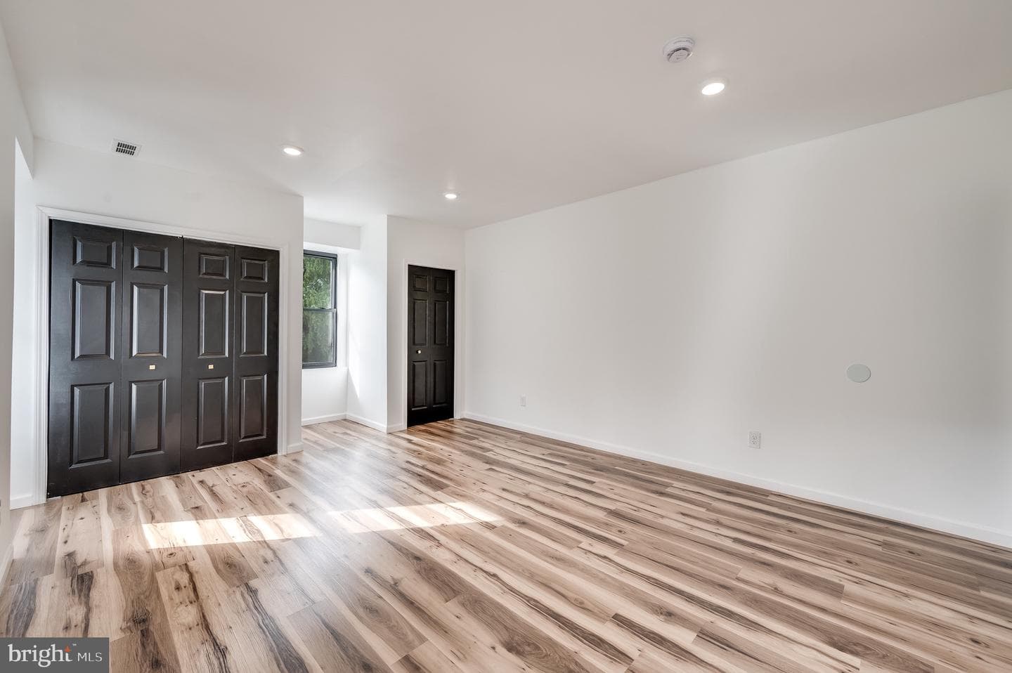 111 W Sharpnack Street photo 27