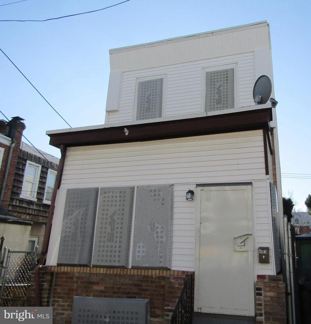 4661 James Street photo 1