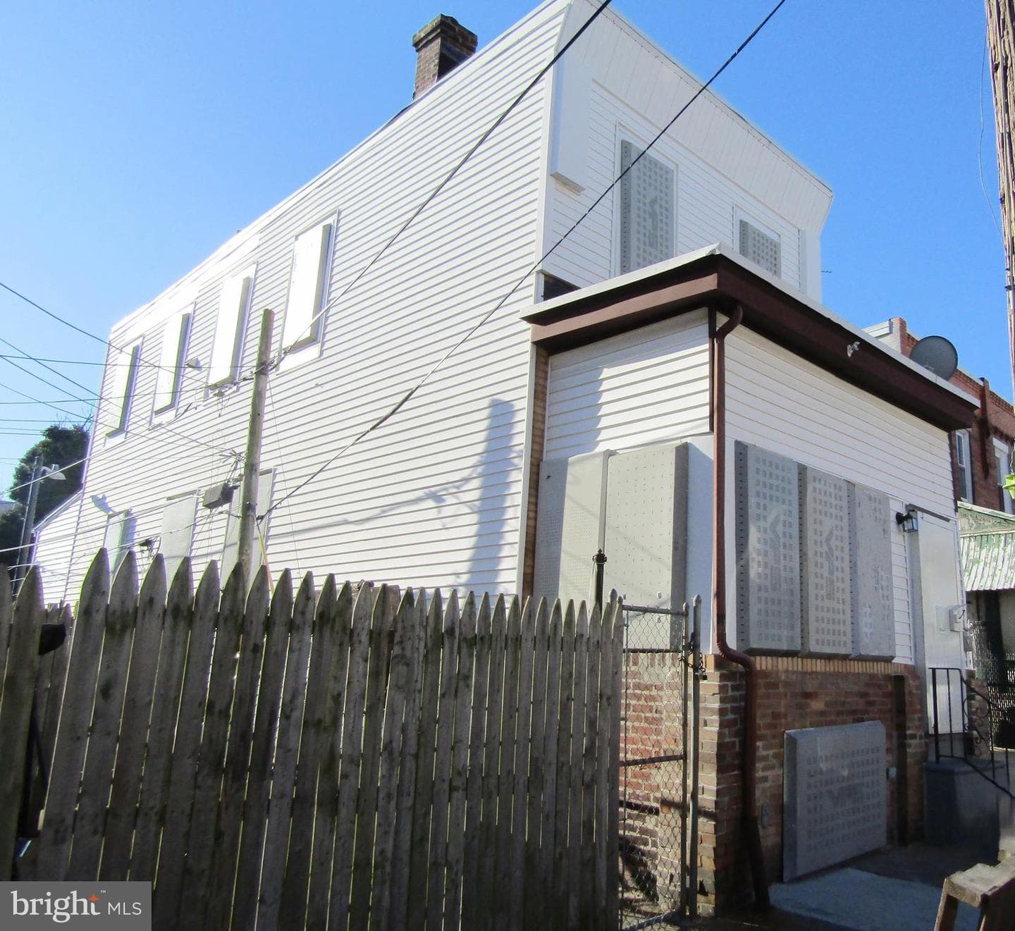 4661 James Street photo 2