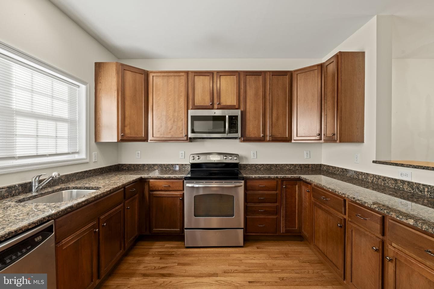 2529 Pickwick Street photo 4