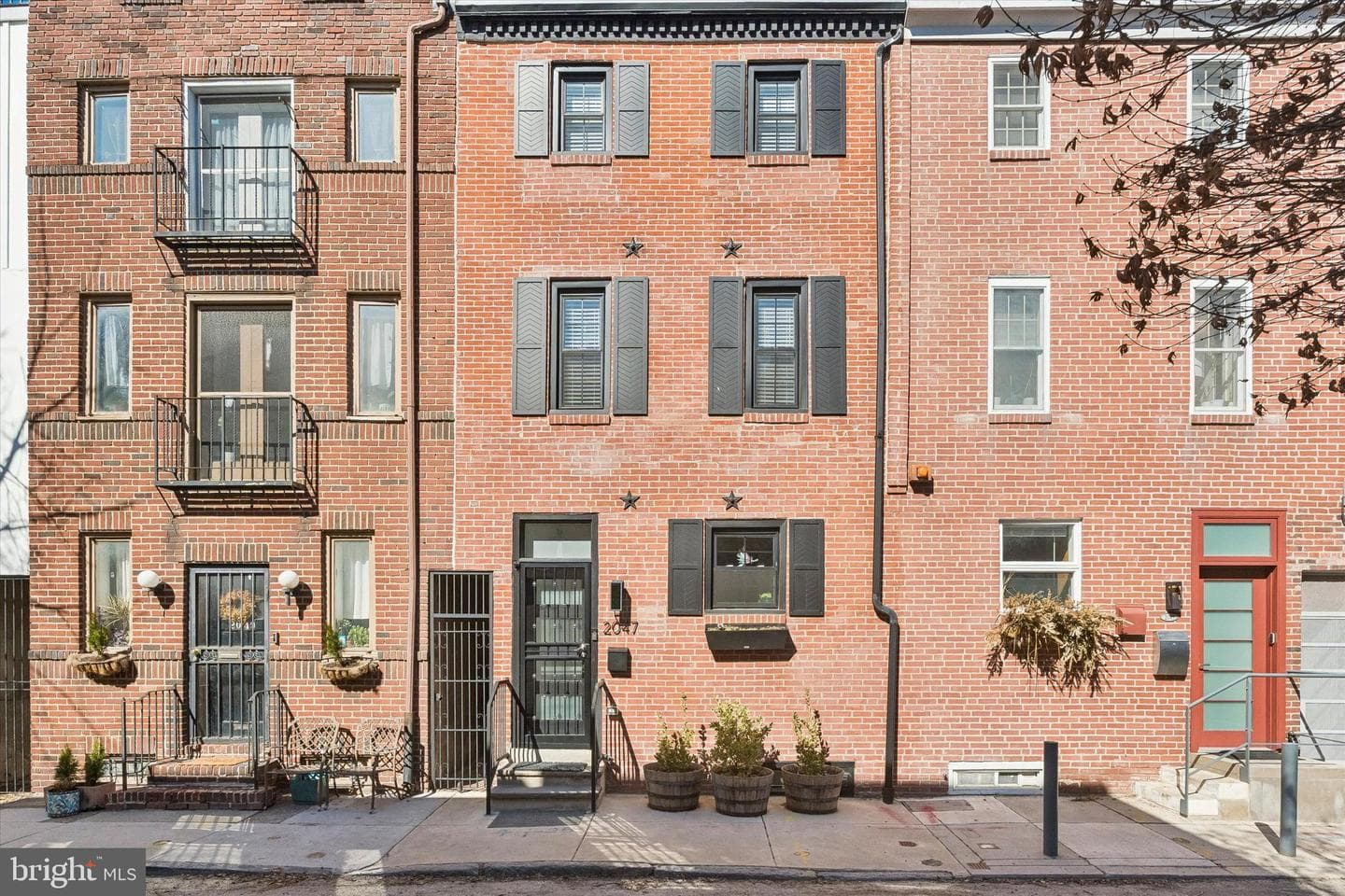 2047 Waverly Street photo 1