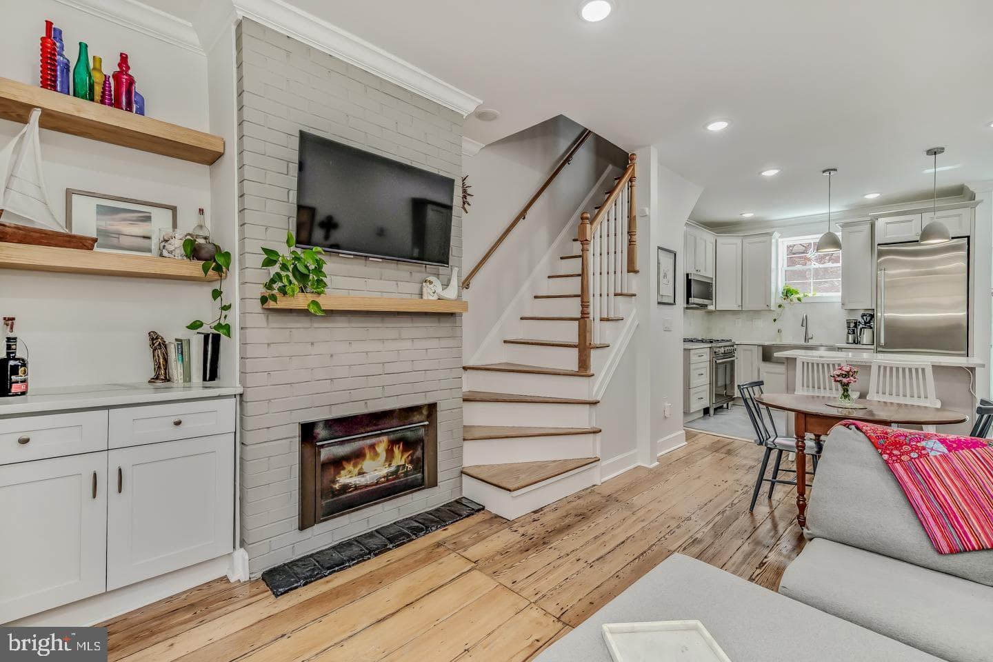 2047 Waverly Street photo 2
