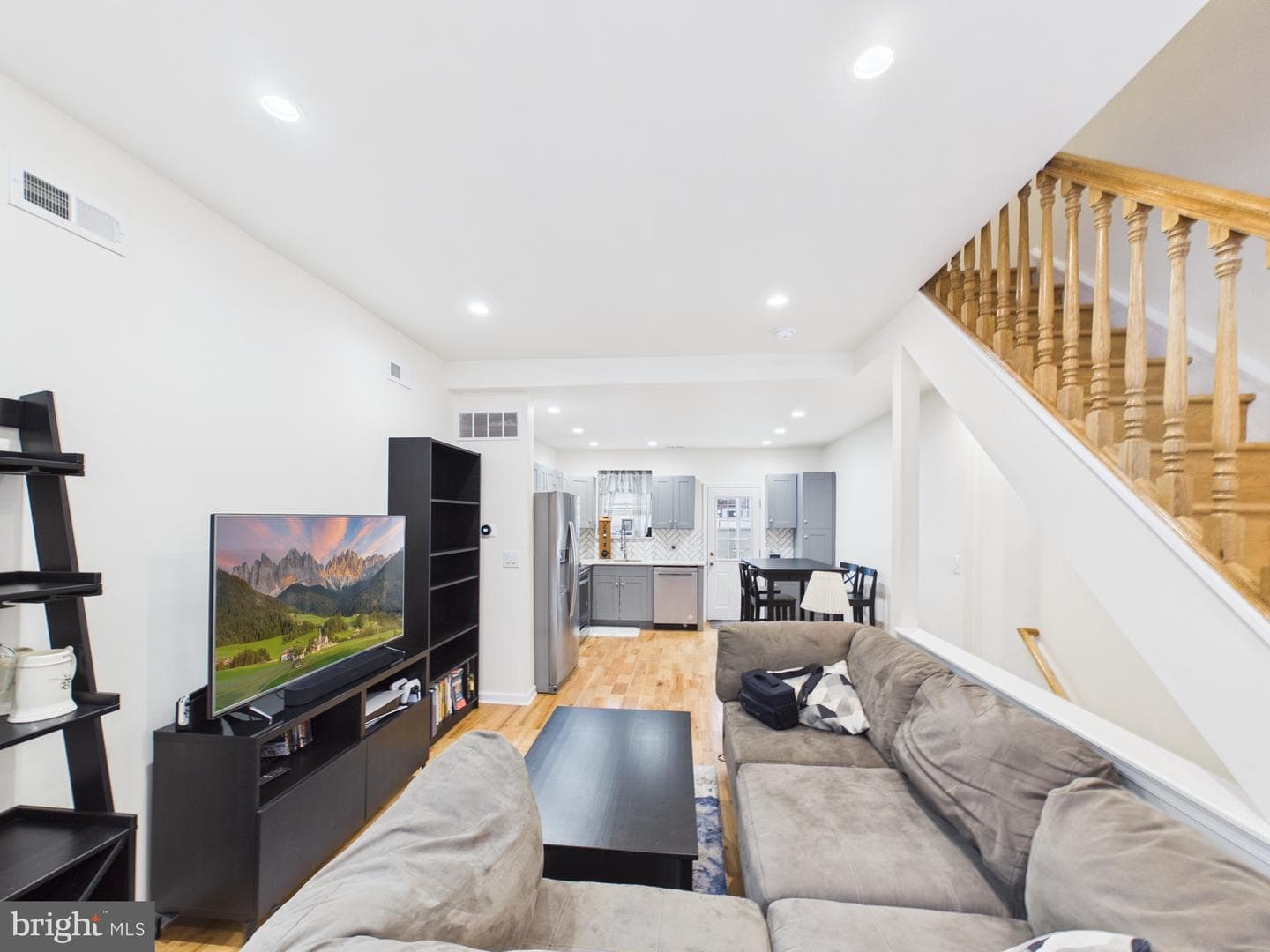 745 S Darien Street photo 2
