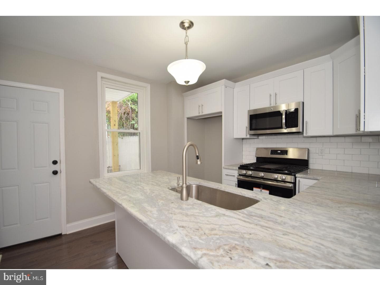 1812 Waterloo Street photo 3