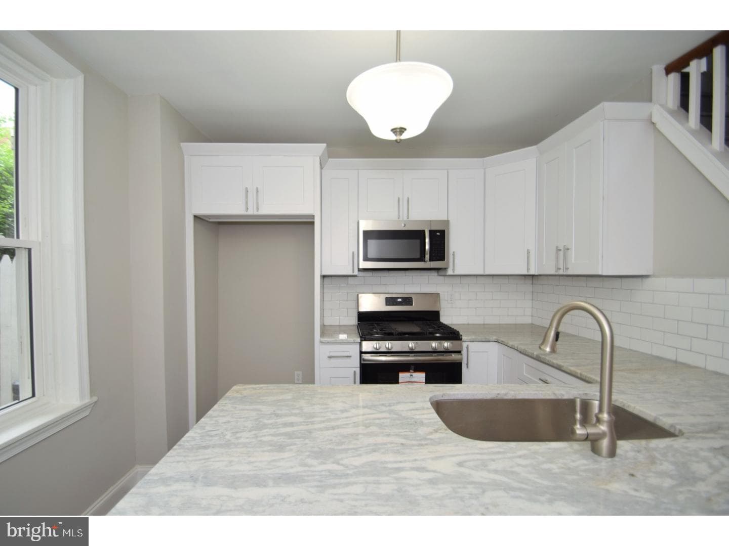 1812 Waterloo Street photo 4