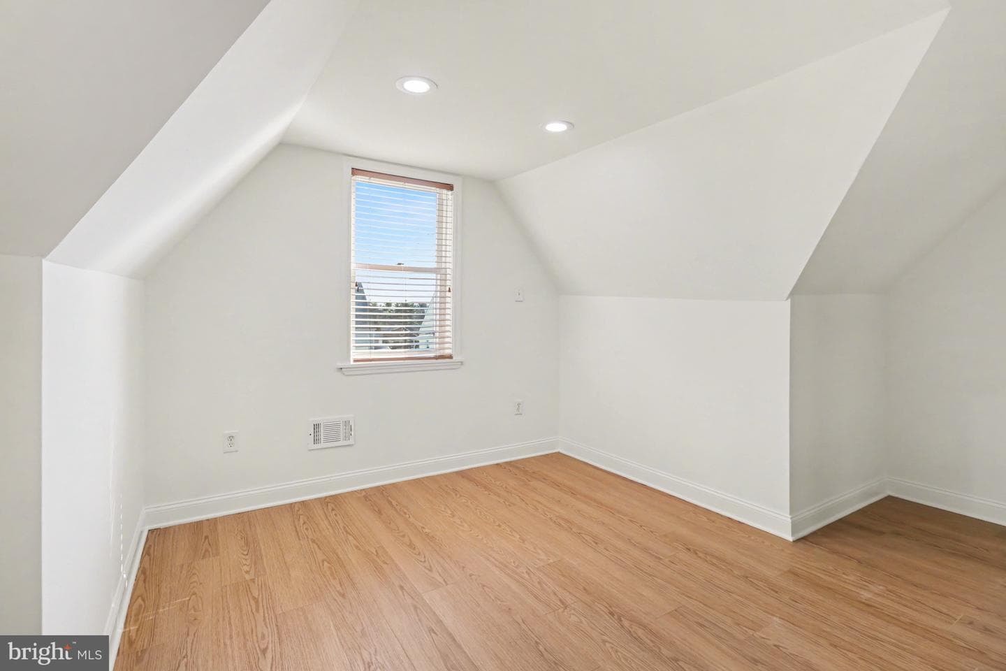 5610 Houghton Street photo 26