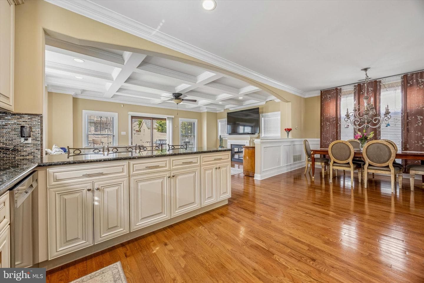 462 Oriole Street photo 5