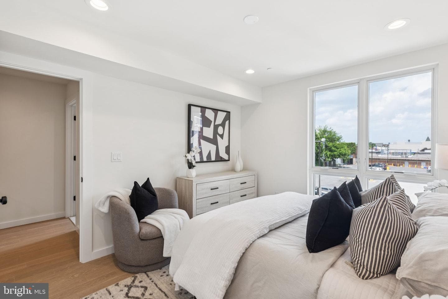 610 Brenna Walk photo 35
