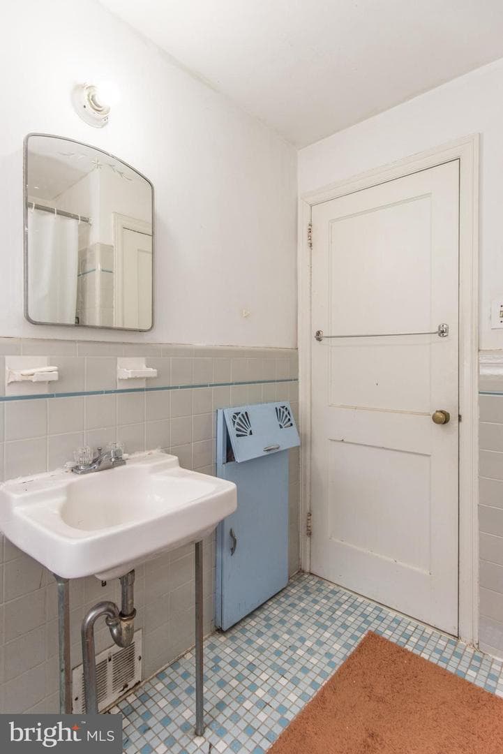 7140 Akron Street photo 32
