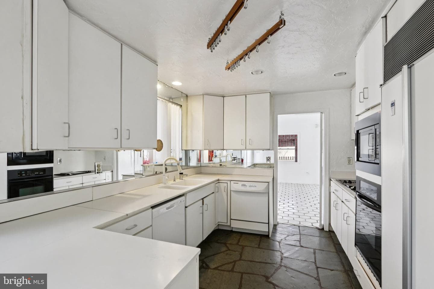 605 Arbutus Street photo 17