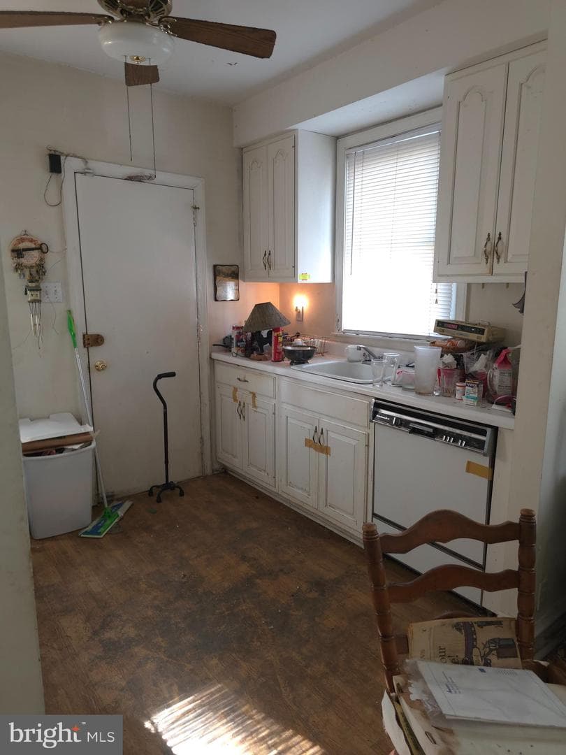 988 Allengrove Street photo 5