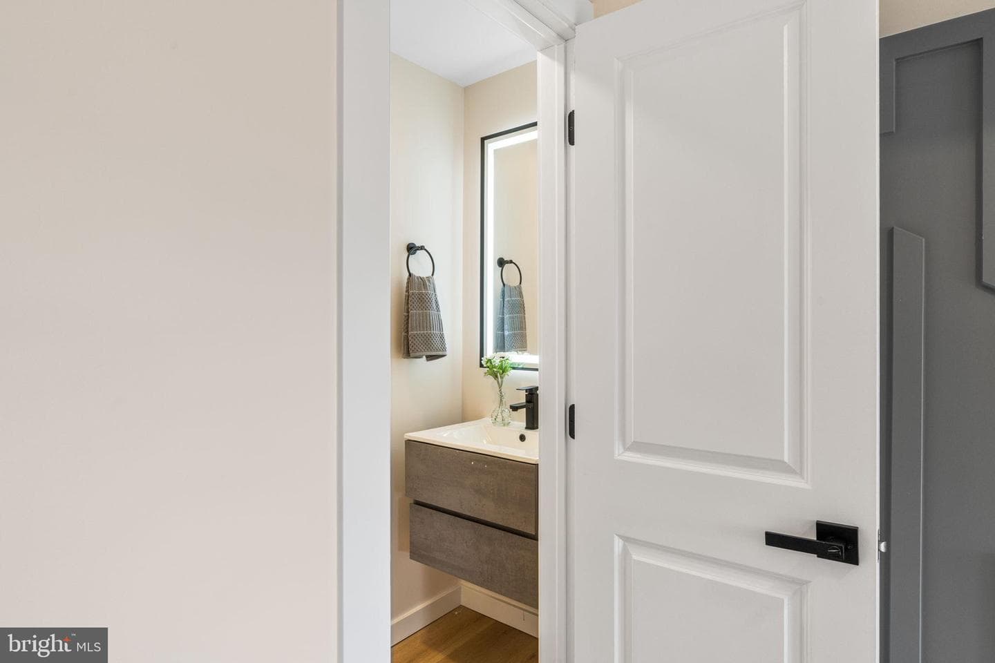 942 E Dorset Street photo 13