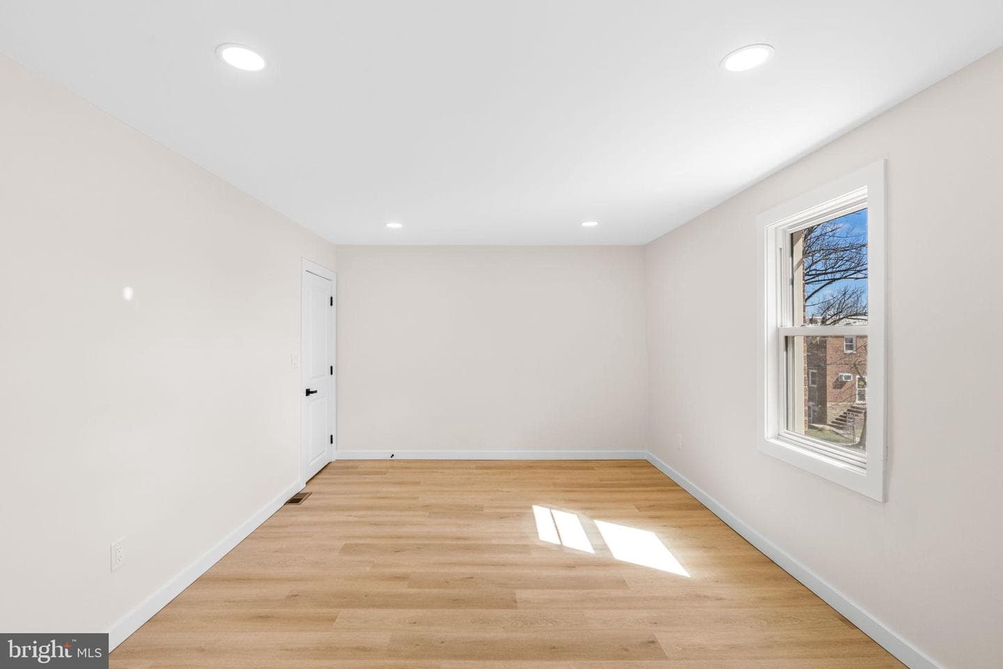 942 E Dorset Street photo 17