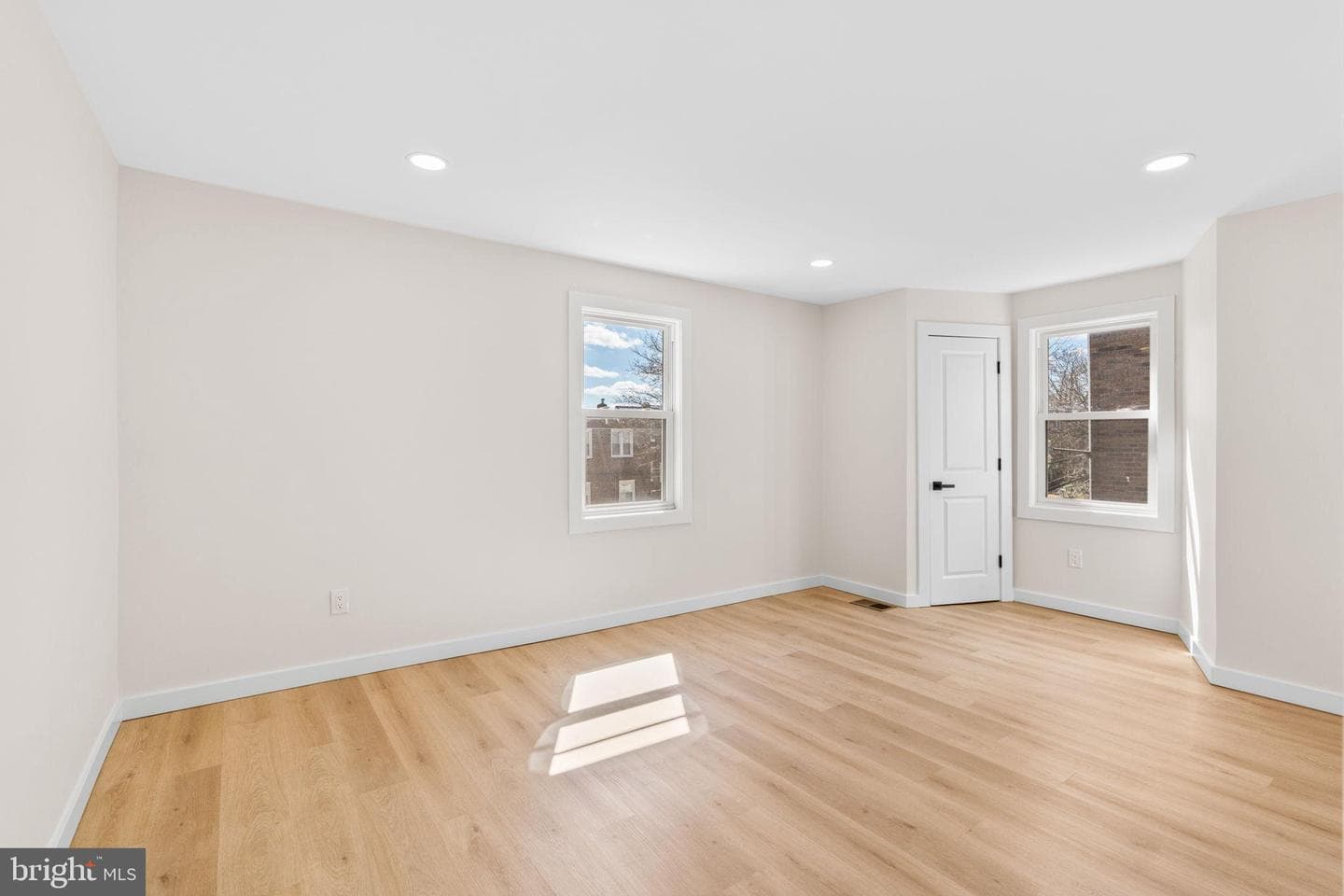 942 E Dorset Street photo 19
