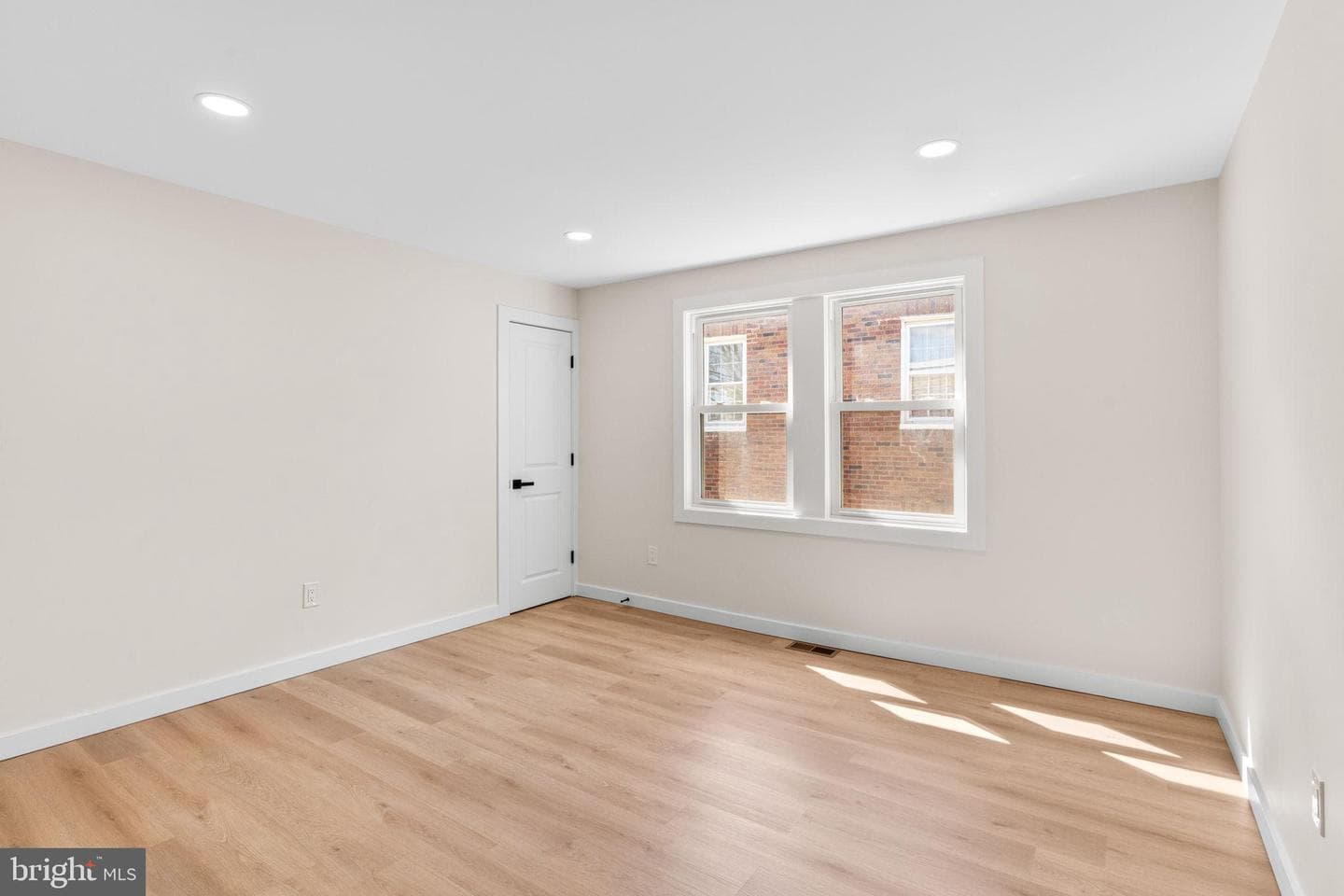942 E Dorset Street photo 21