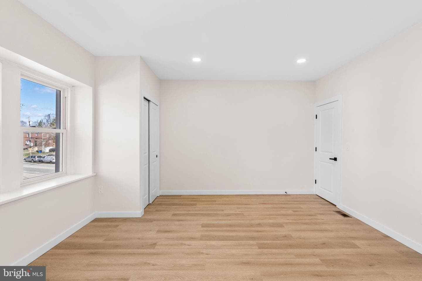 942 E Dorset Street photo 24