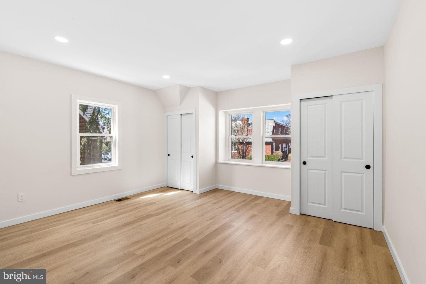 942 E Dorset Street photo 26