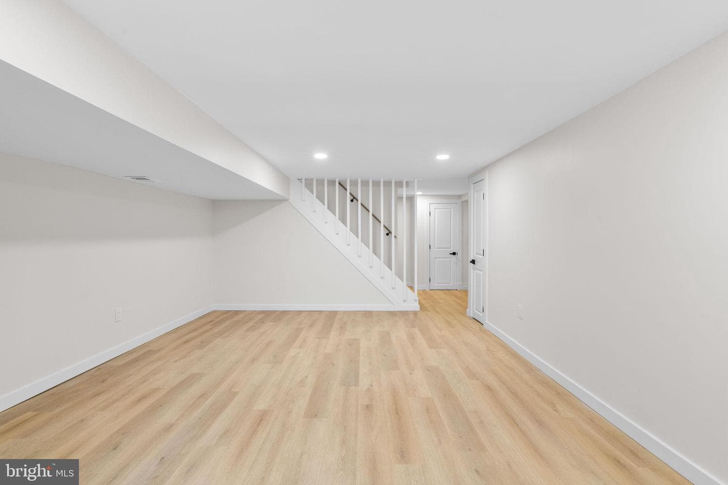 942 E Dorset Street photo 32