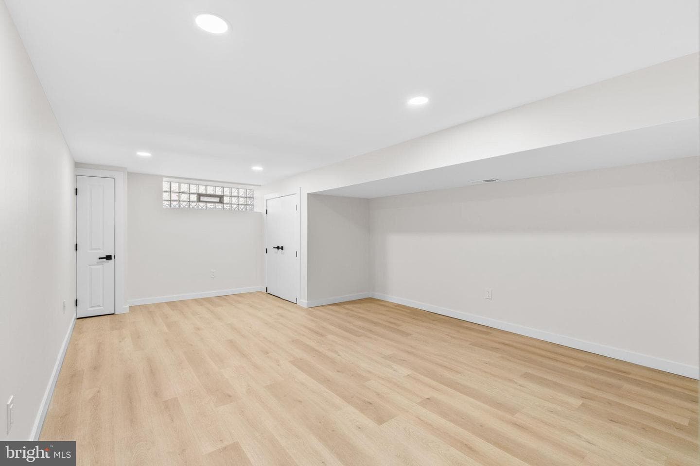 942 E Dorset Street photo 33