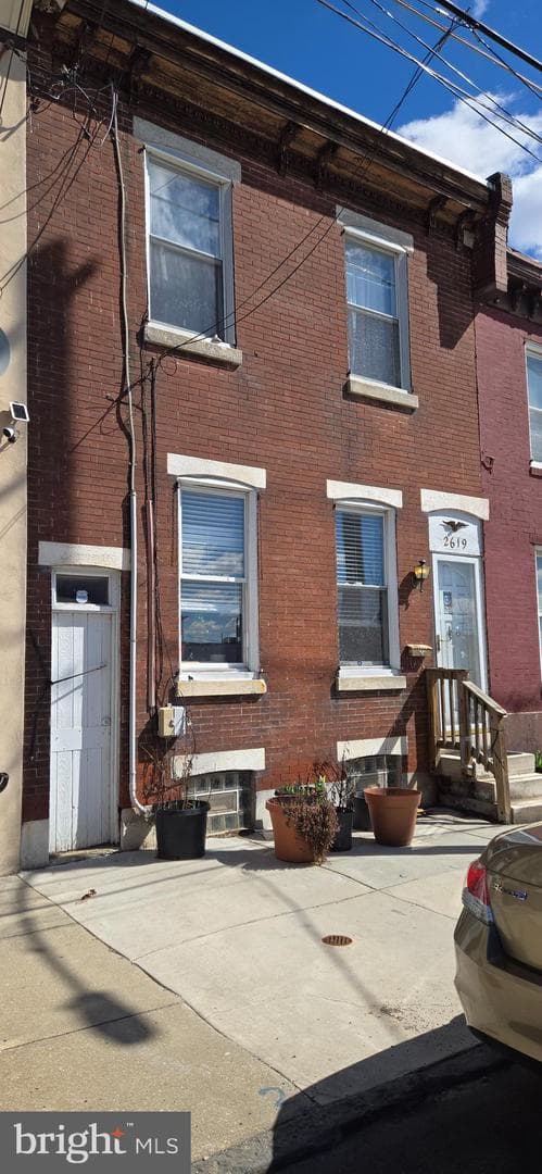 2619 E Hagert Street photo 1