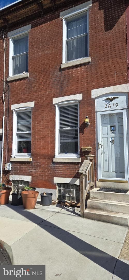 2619 E Hagert Street photo 2