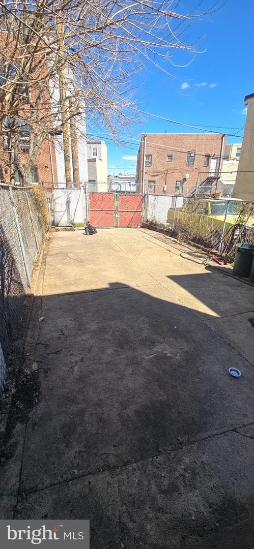 2619 E Hagert Street photo 3