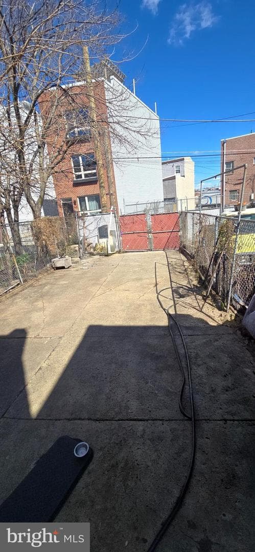 2619 E Hagert Street photo 4