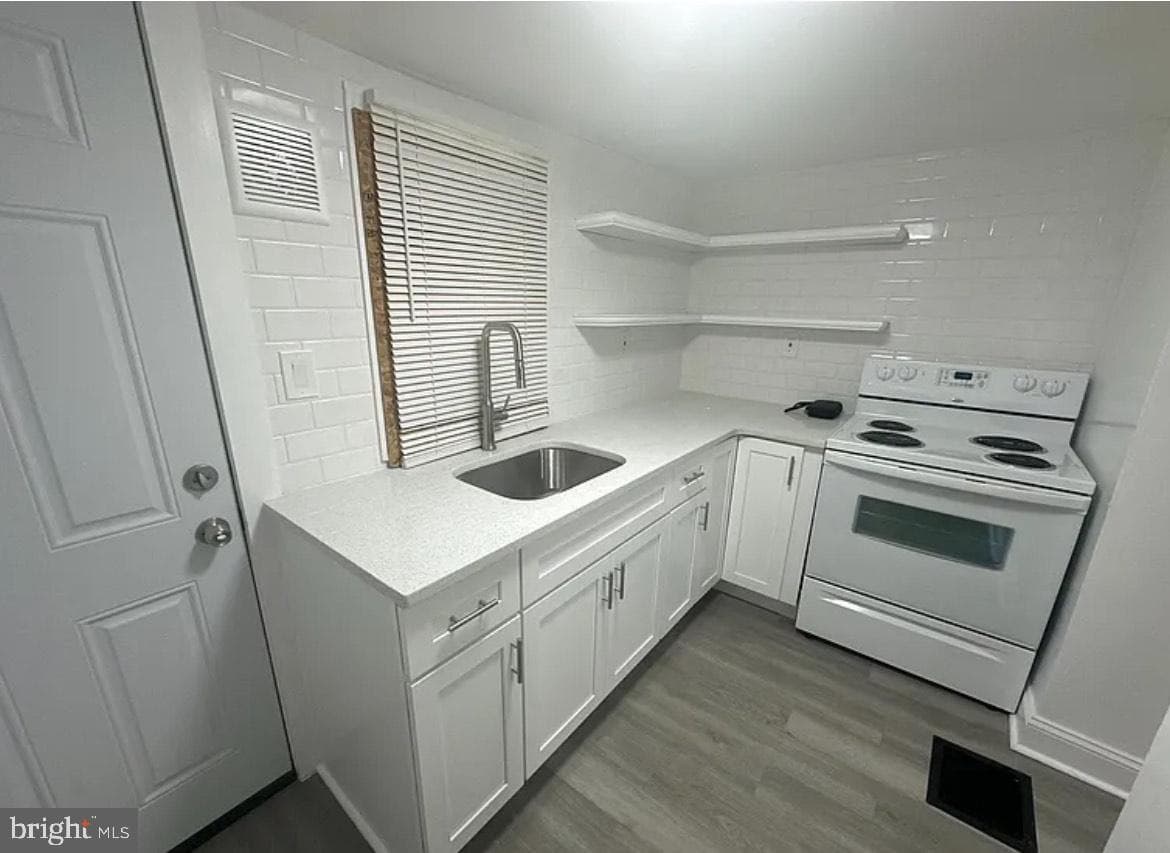 667 E Thayer Street photo 4