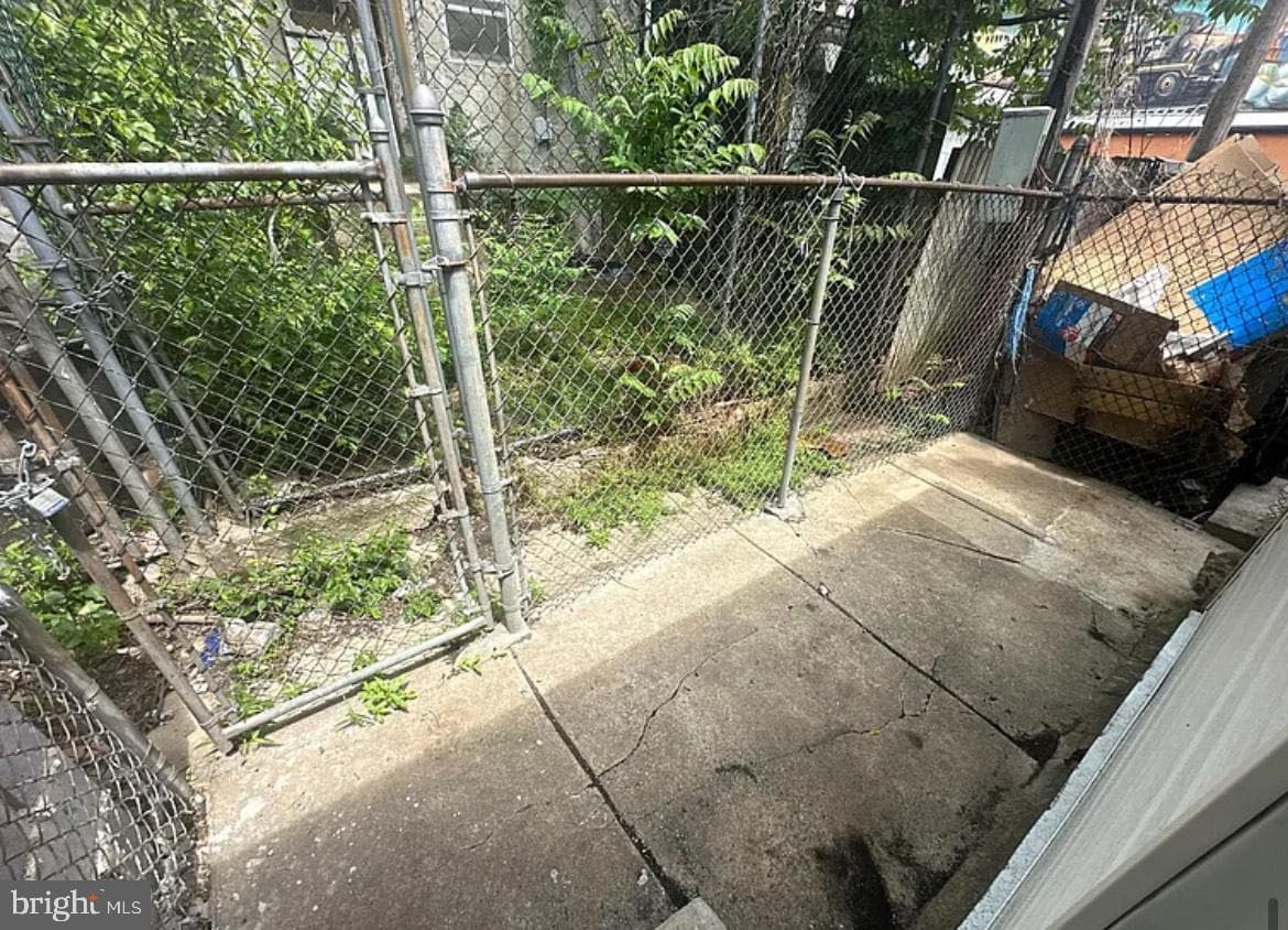 667 E Thayer Street photo 7