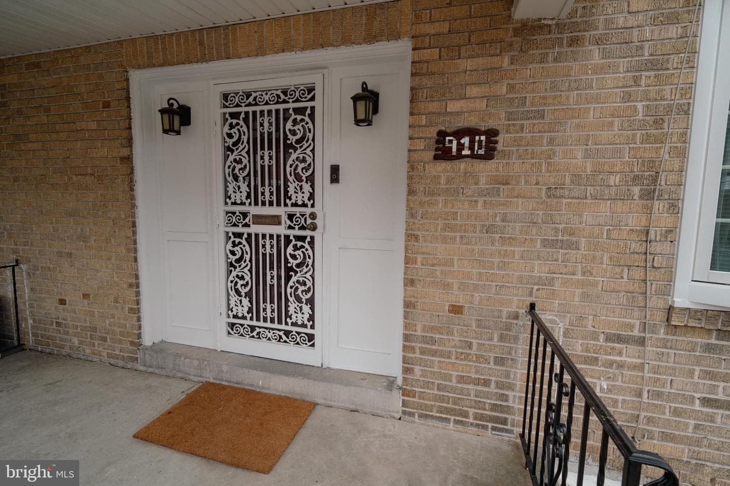 910 E Stafford Street photo 1