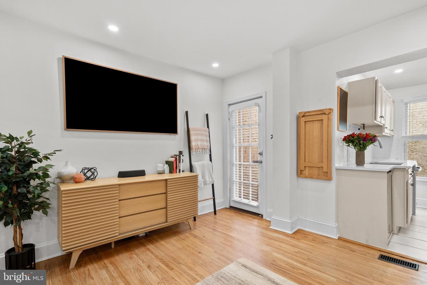 1639 Addison Street photo 2