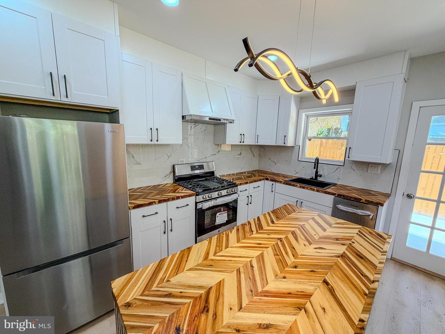 1630 N Newkirk Street photo 27
